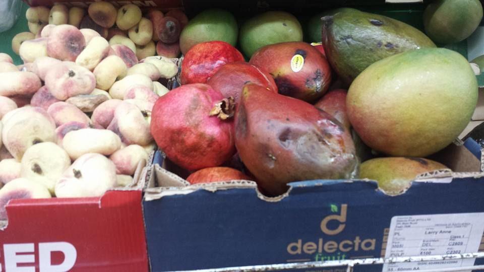 În plină vară, într-un supermarket din Capitală se vând fructe și legume putrede (FOTO)
