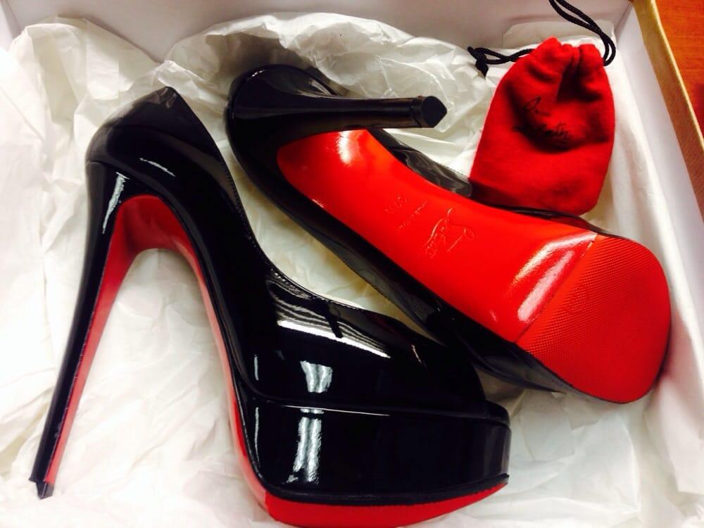 Обувь оригинал авито. Туфли с красной подошвой. Лабутены. Туфли с красной подошвой лабутен. Женская обувь с красной подошвой.