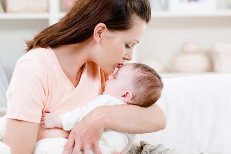Alăptarea bebeluşului: tactici și produse eficiente