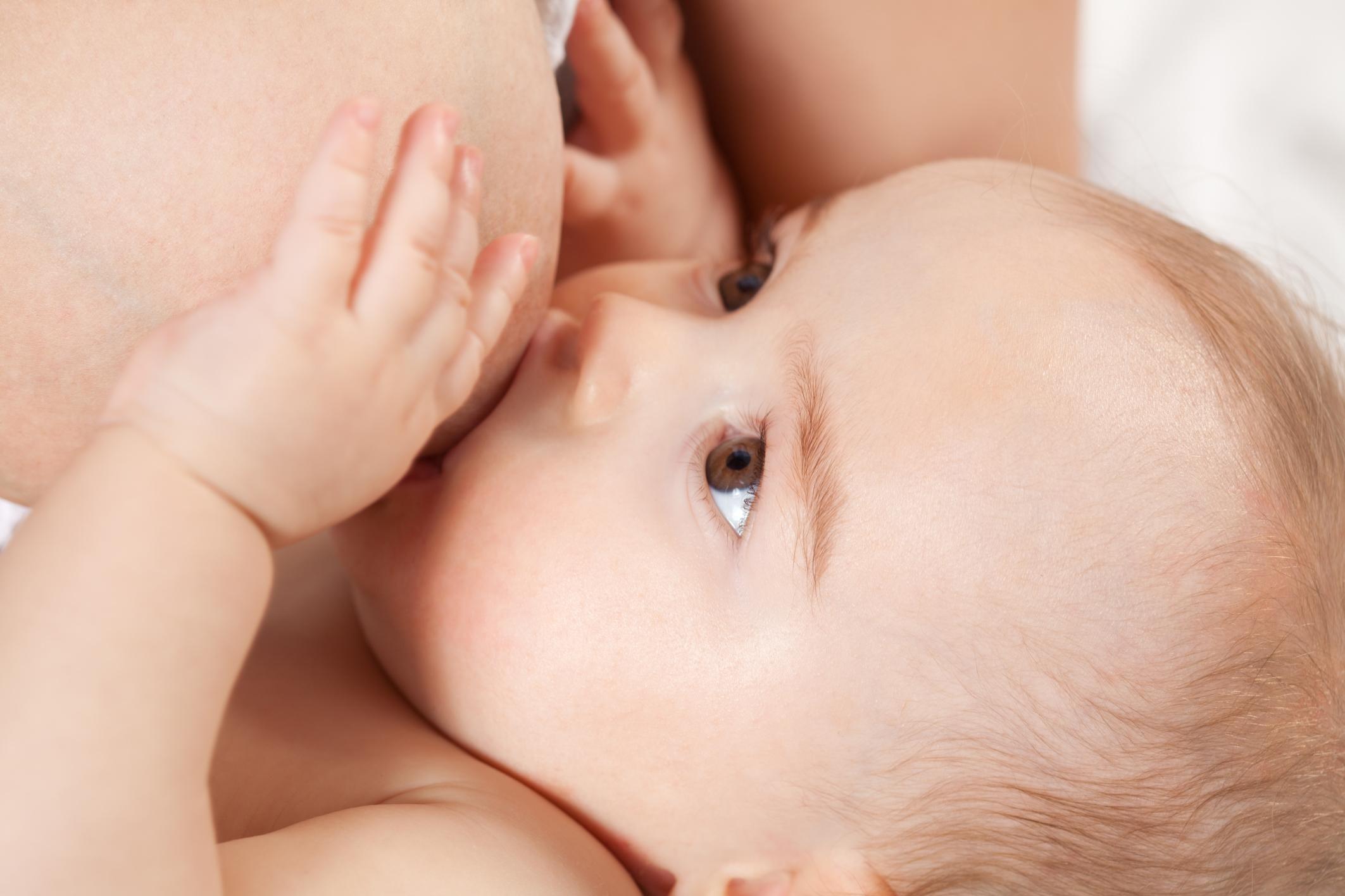 Alăptarea bebeluşului: tactici și produse eficiente