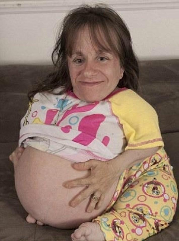 Istoria cele mai mici mame din lume, care crește 3 copii