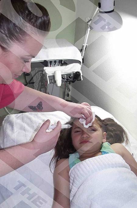 Мама делает своей 8-летней дочери инъекции ботоксом, а после покрывает ее ноги воском…