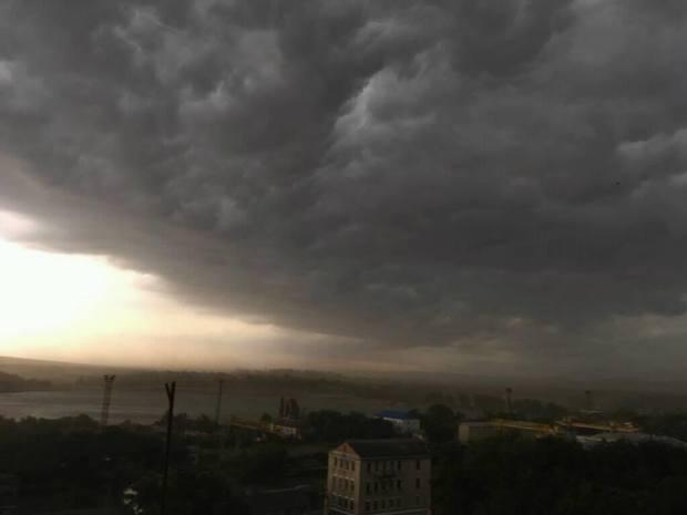 ATENȚIE! O furtună se apropie de Moldova! În circa 2 ore se așteaptă precipitații puternice însoțite de descărcări electrice și grindină