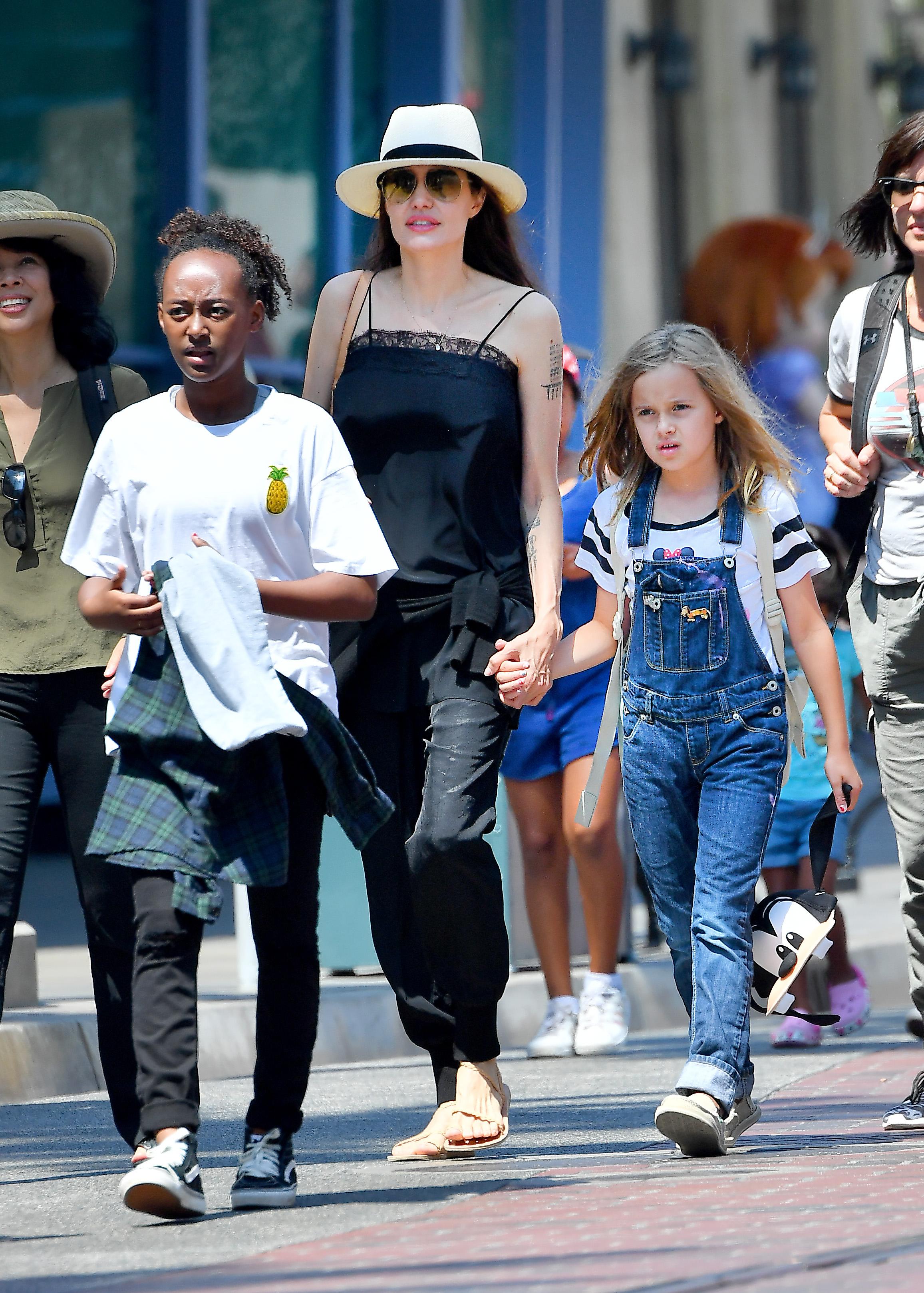 Анджелина Джоли отметила день рождения сына и дочери в «Диснейленде»