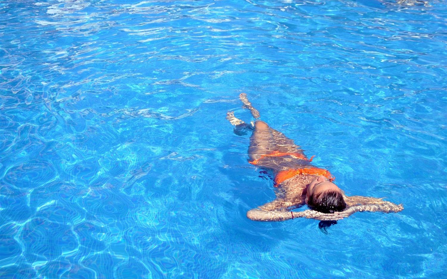 Atenție la bolile care ”plutesc” în piscine! 9 infecții de care să te ferești