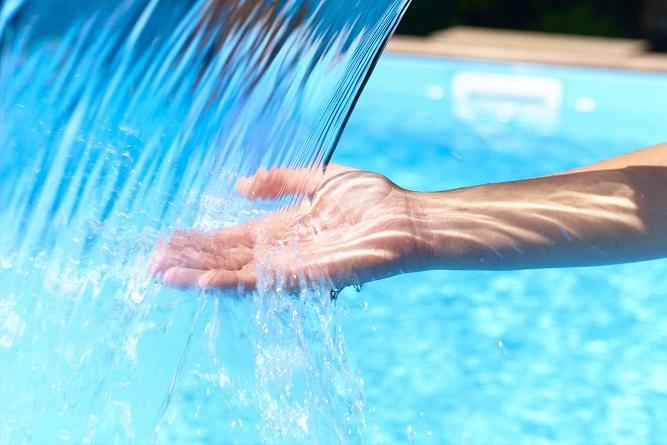Atenție la bolile care ”plutesc” în piscine! 9 infecții de care să te ferești