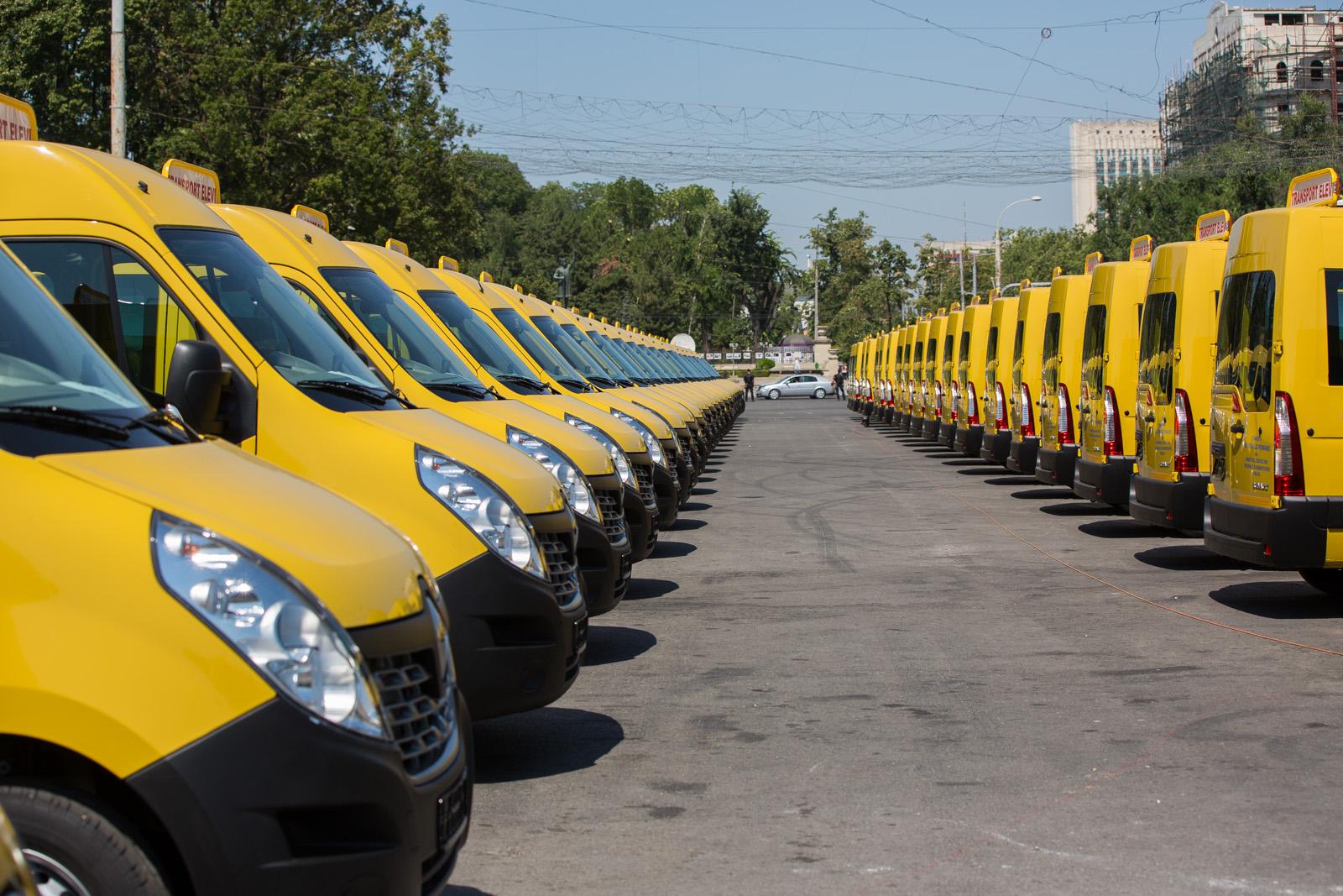 (ФОТО) Дети будут ездить в школы на новых микроавтобусах. Румыния предоставила Молдове 96 машин