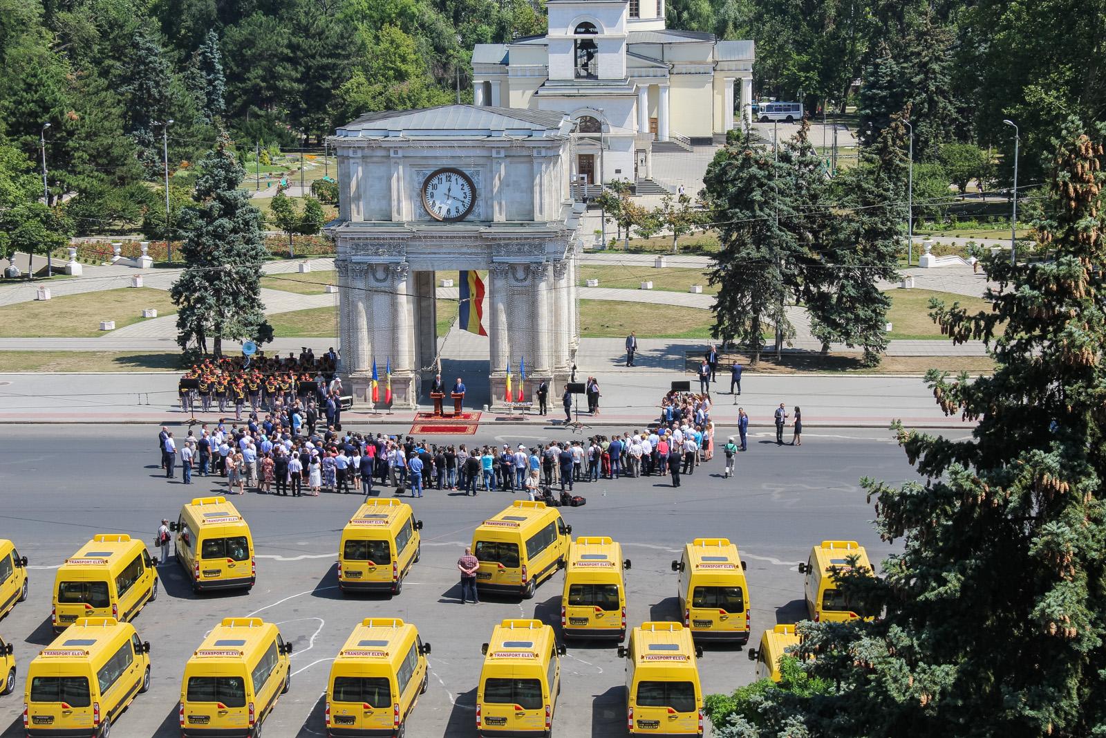 (ФОТО) Дети будут ездить в школы на новых микроавтобусах. Румыния предоставила Молдове 96 машин