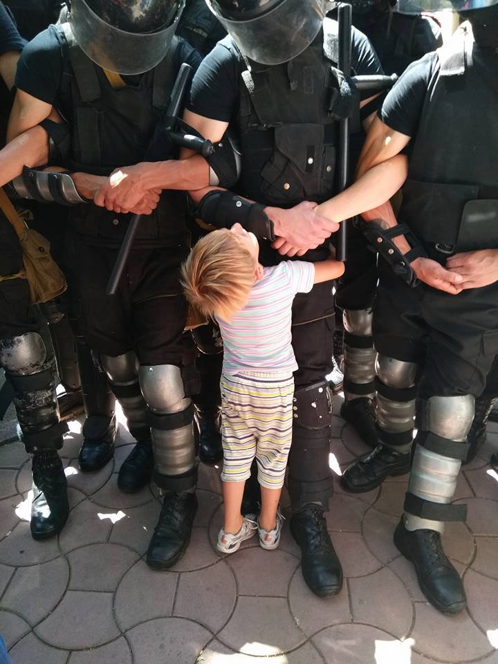 Imagini emoționante! Un copil a cuprins mai mulți carabinieri în timpul unei manifestații (FOTO)