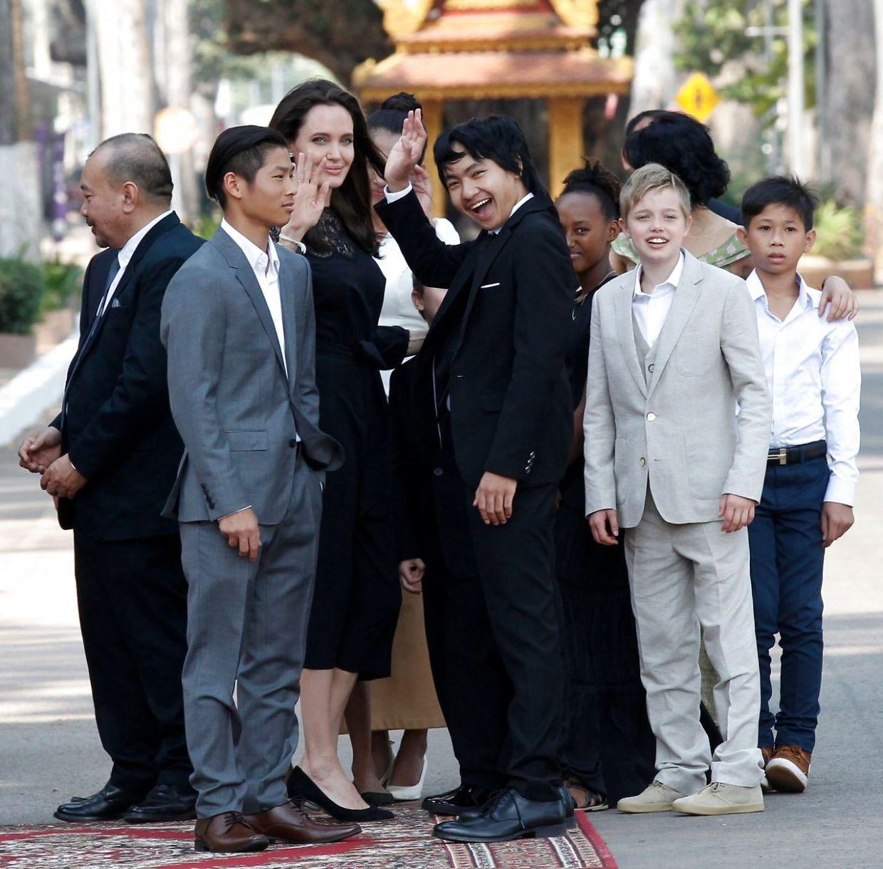 42-летняя Анджелина Джоли обратится к суррогатной матери за седьмым ребенком