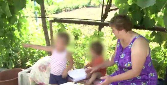 Doi copii din Bulboaca umblă dezbrăcaţi şi flămânzi, după ce mama alcoolică i-a părăsit