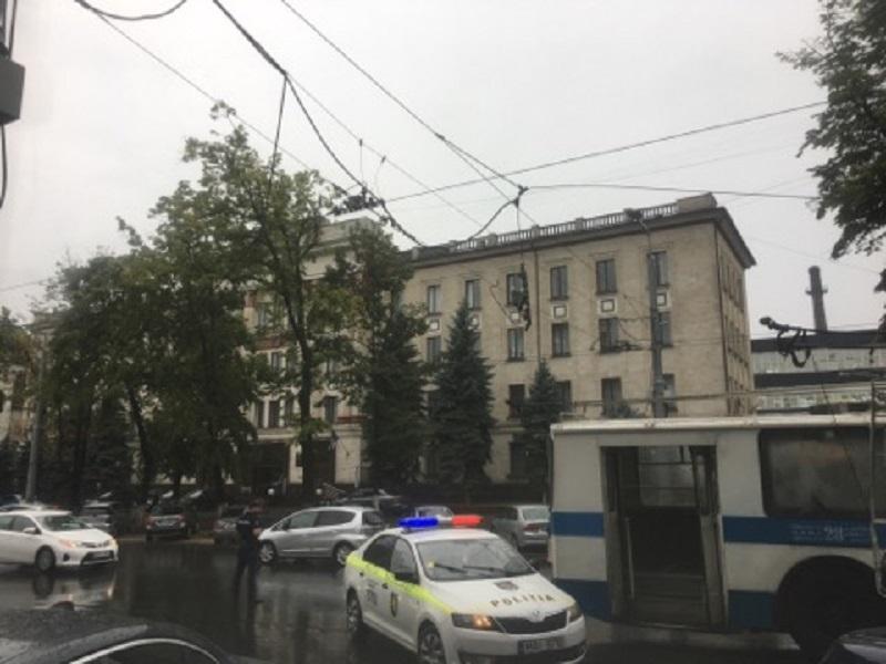 Ambuteiaje pe str. Albișoara. Râul Bîc a ieșit din matcă și a inundat strada