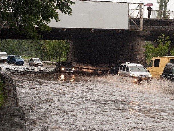 Ambuteiaje pe str. Albișoara. Râul Bîc a ieșit din matcă și a inundat strada