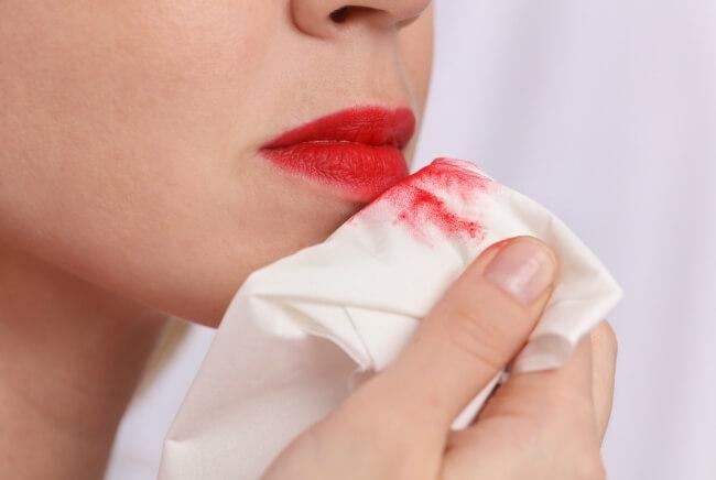 Опасно! Салфетки для снятия макияжа наносят вред коже