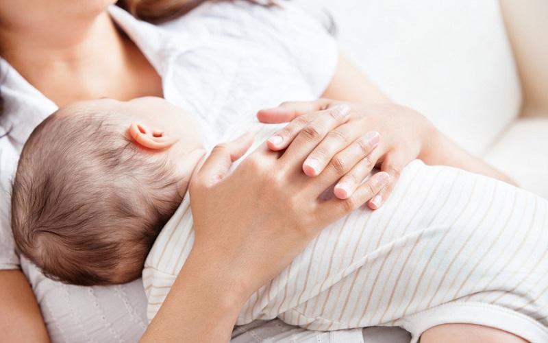 Эксперты попросили родителей не спать с младенцами на груди