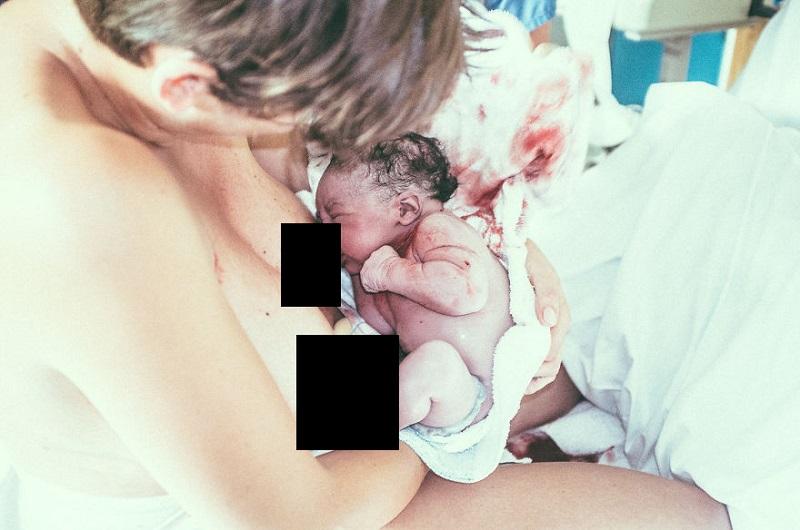 19 до невозможности интимных снимков: фотограф заснял момент рождения своего первенца