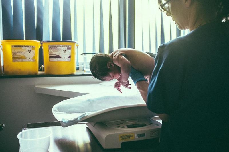 Emoționant! Un fotograf a surprins în imagini nașterea primului său copil