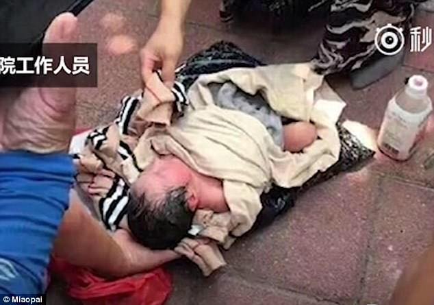 Китаянка отправила младенца в пакете курьерской службой в приют