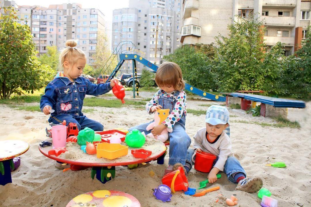 5 conflicte tipice pe terenul de joacă pentru copii