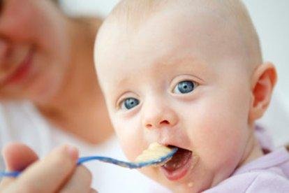 Hrănirea copiilor cu linguriţa poate duce la obezitate