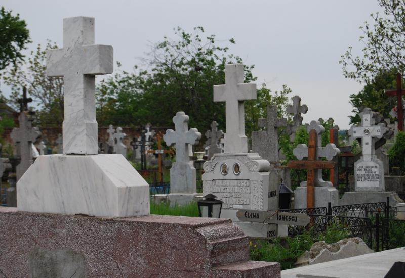 O moldoveancă și-a aruncat fătul în cimitir