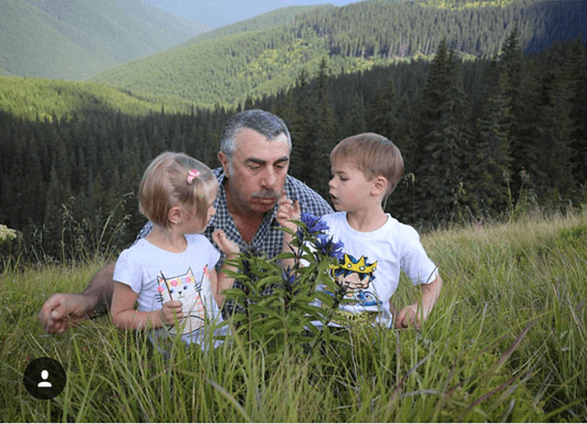 Vedeți cum își petrece vacanța doctorul Komarovskii alături de nepoți (GALERIE FOTO)