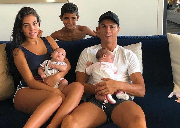 Криштиану Роналду показал новорожденных близнецов и беременную подругу
