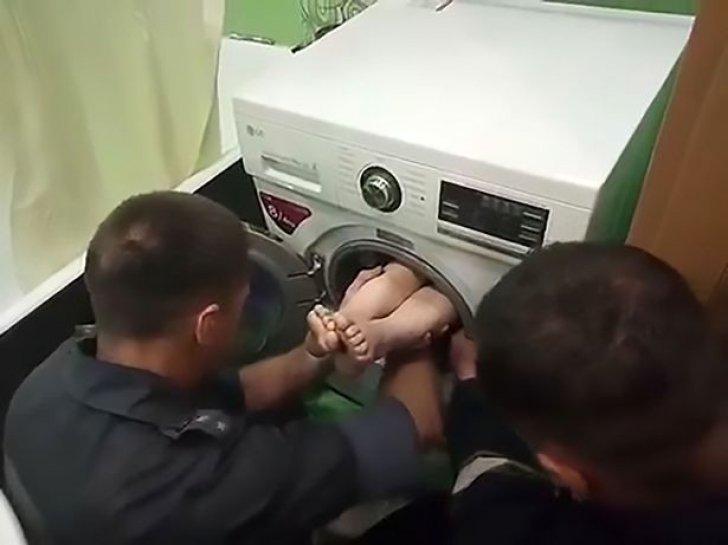 Un băiețel s-a ascuns în mașina de spălat și nu a mai putut să iasă