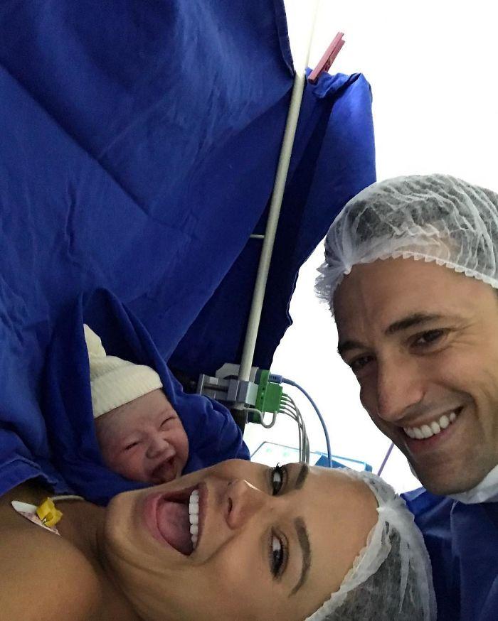 Un bebeluș s-a născut râzând. Vedeți cel mai vesel selfie din maternitate