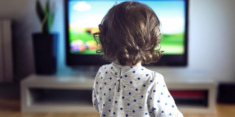 Studiu: 90 la sută dintre cazurile de autism la copiii mici au drept cauză televizorul, mobilul sau tableta