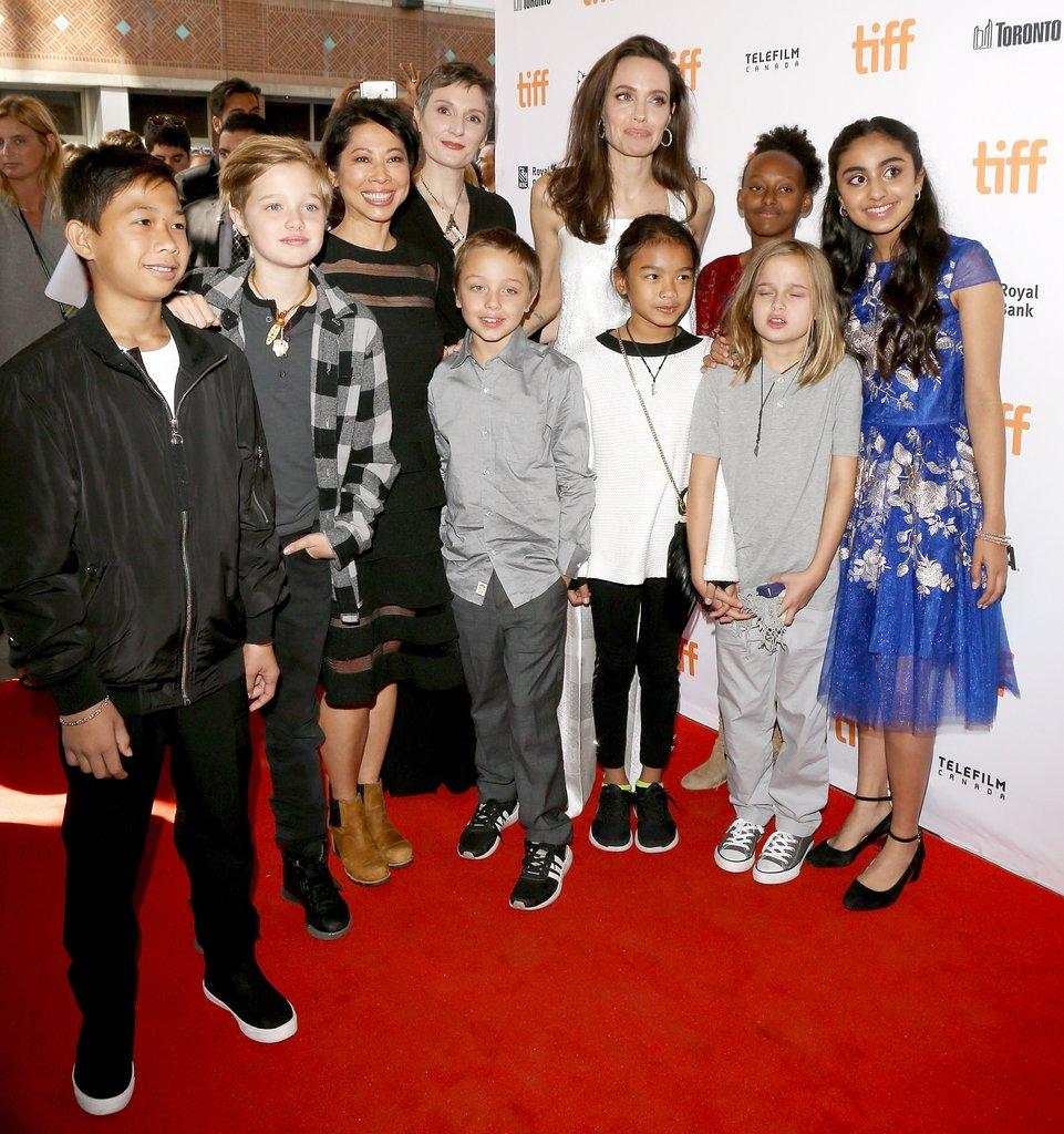 Белая королева: Анджелина Джоли с детьми прилетела на кинофестиваль в Торонто