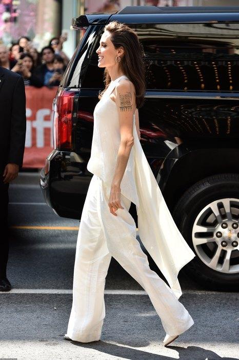 Белая королева: Анджелина Джоли с детьми прилетела на кинофестиваль в Торонто