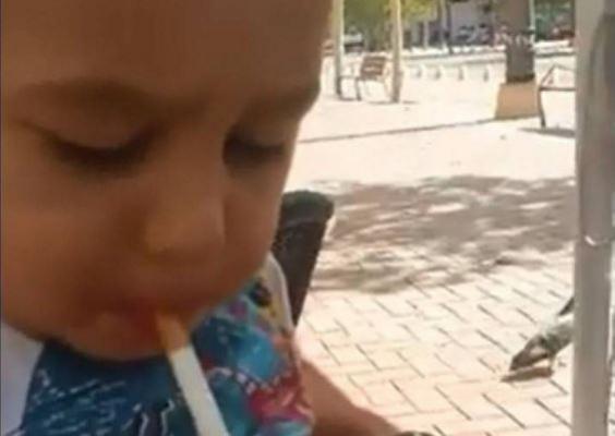 Caz șocant! Își obligau copilul de câțiva ani să bea și să fumeze marijuana (VIDEO)