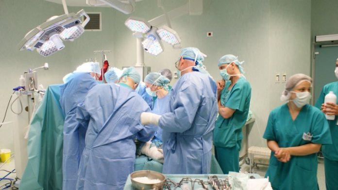 O echipă internațională de chirurgi a operat gratuit 11 copii cu malformații congenitale