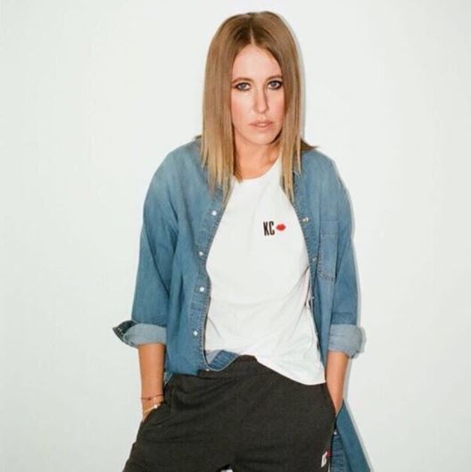 Ksenia Sobchak lansează o colecție de haine cu slogane proprii