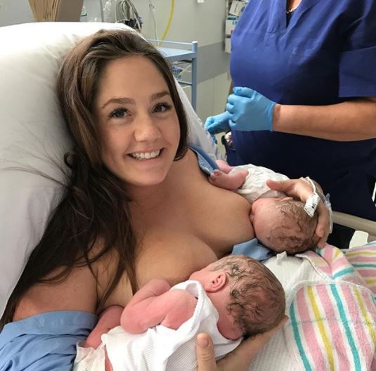 Женщина за 11 месяцев родила троих детей
