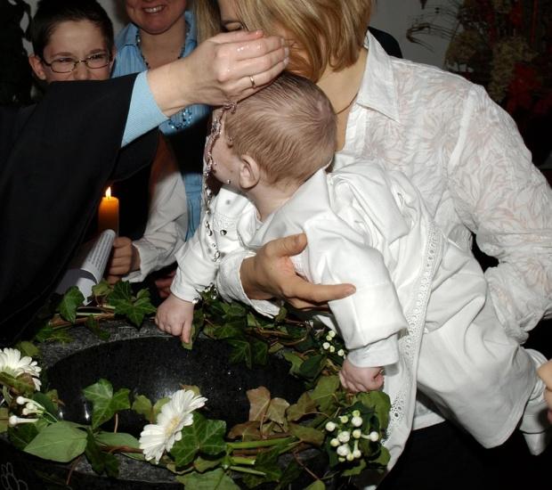 Врачи забили тревогу после смерти младенца во время крещения