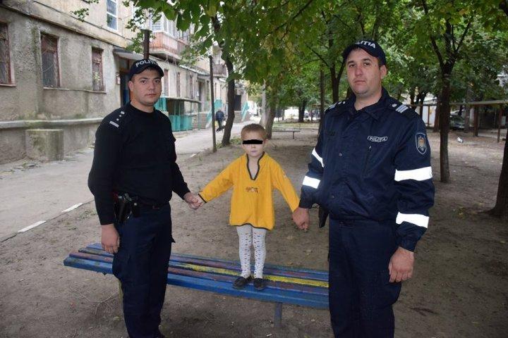 Un copil abandonat pe stradă a fost hrănit și îmbrăcat de către polițiștii din Bălți
