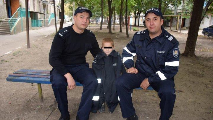 Un copil abandonat pe stradă a fost hrănit și îmbrăcat de către polițiștii din Bălți