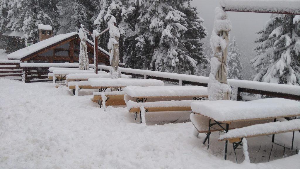 Weekend cu ninsori în România. Stratul de zăpadă a atins înălțimea de un metru