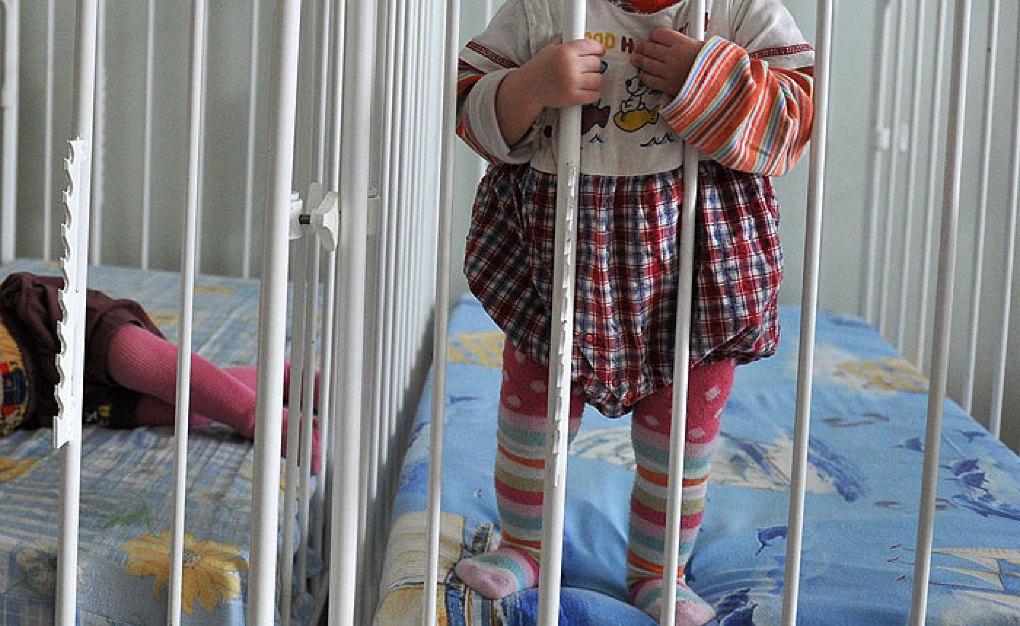 Caz revoltător într-un orfelinat din Rusia! Directoarea instituției îi obliga pe copiii neascultători să-și bea propria urină