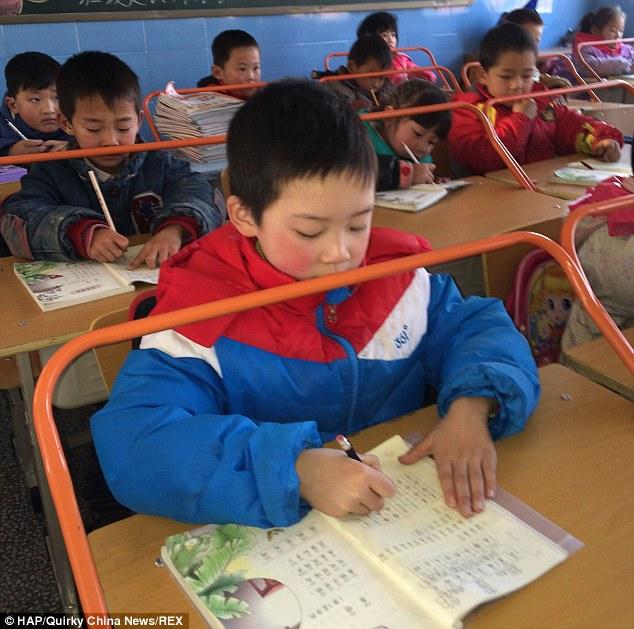 Китайское изобретение, способствующее предотвращению развития сколиоза и миопии у школьников