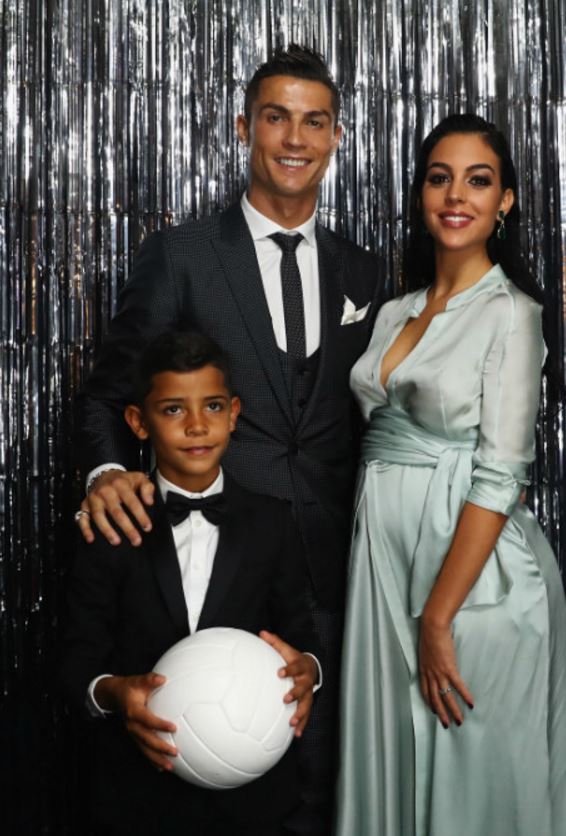 Cristiano Ronaldo a scos-o în lume pe iubita sa însărcinată