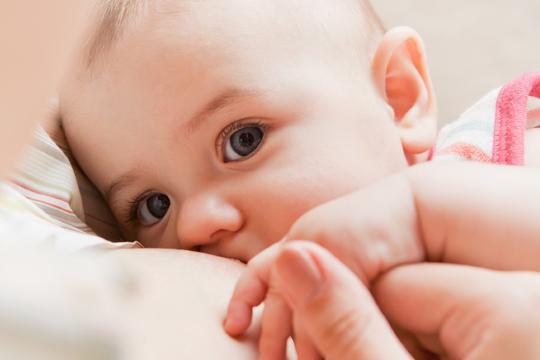 Ce se întâmplă dacă bebelușul tău mănâncă doar de la un sân