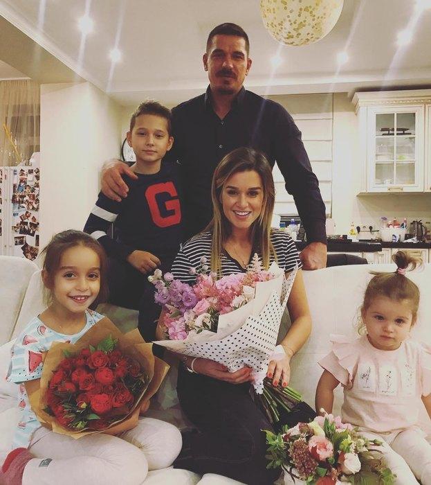 Ксения Бородина снялась для обложки журнала с подросшими дочками