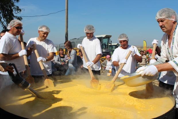 În Moldova a fost preparată cea mai mare mămăligă din lume