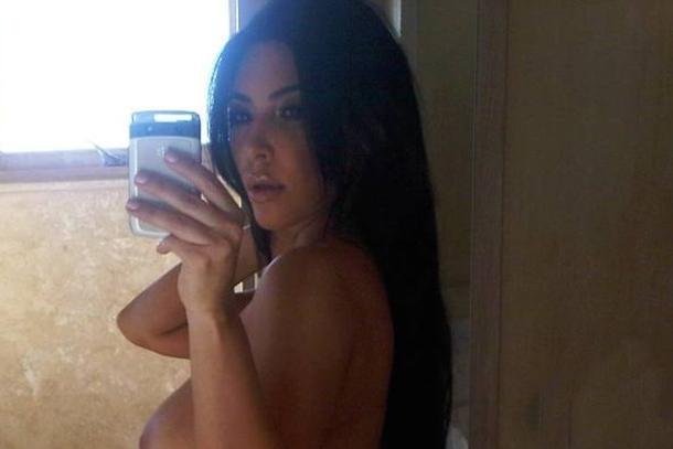 Exclusiv! Selfie cu Kim Kardashian  în pielea goală a ajuns în rețea
