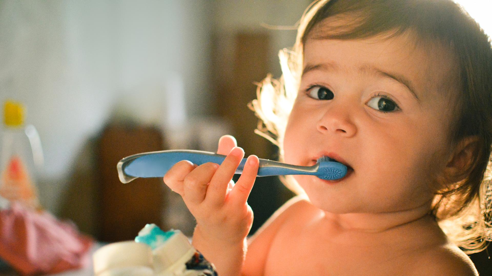 Cum să protejăm dinții copiilor din primul an de viață