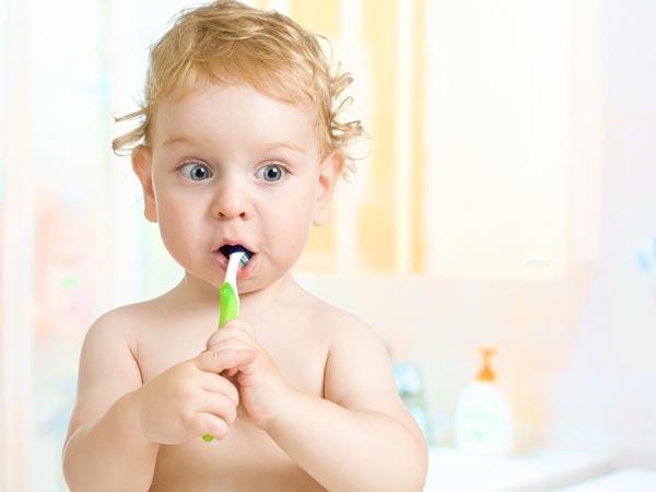 Cum să protejăm dinții copiilor din primul an de viață