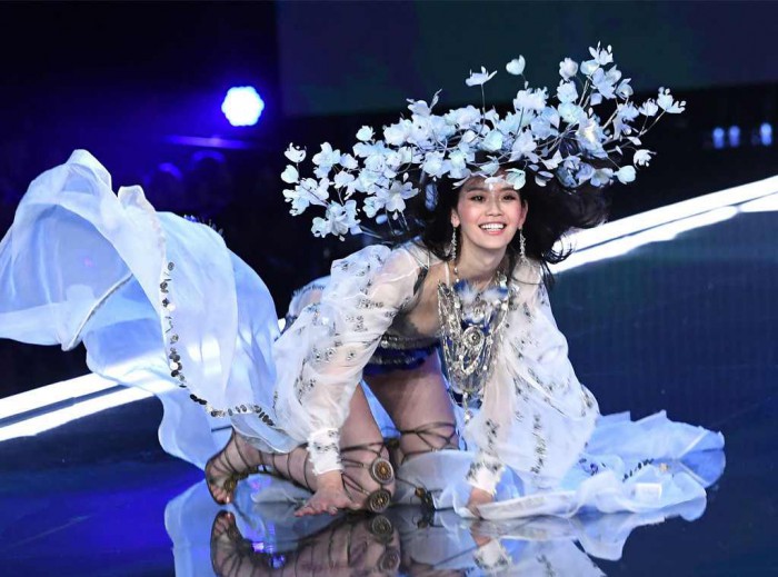 Chiar și îngerii cad câteodată: Un model a căzut pe pasarelă în timpul show-ului Victoria's Secret